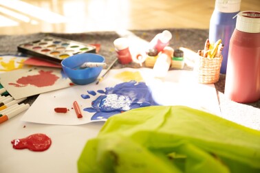 Bambini hanno bisogno di tutti i sensi. L'assaggiatore di colori a pennello è innocuo. 